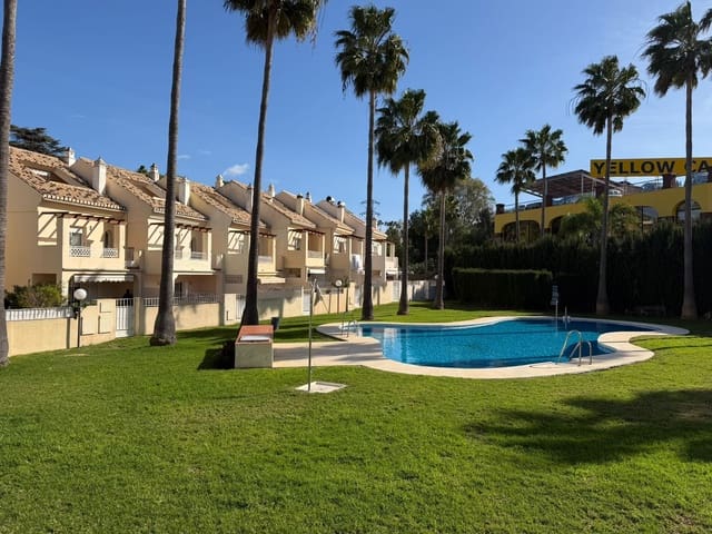 4 soveværelse Byhus til leje i El Rosario, Marbella med swimmingpool garage - € 3.000 (Ref: 9628092)