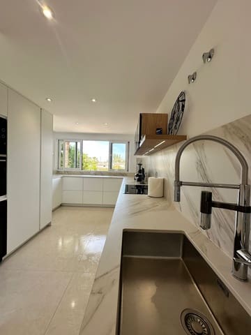 4 bedroom Penthouse for rent in Puerto Banus, Marbella - € 6,000 (Ref: 10005268)