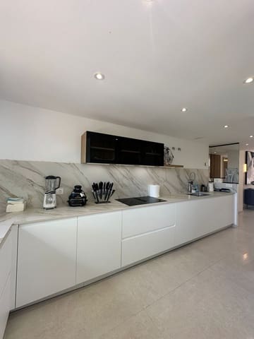 4 bedroom Penthouse for rent in Puerto Banus, Marbella - € 6,000 (Ref: 10005268)