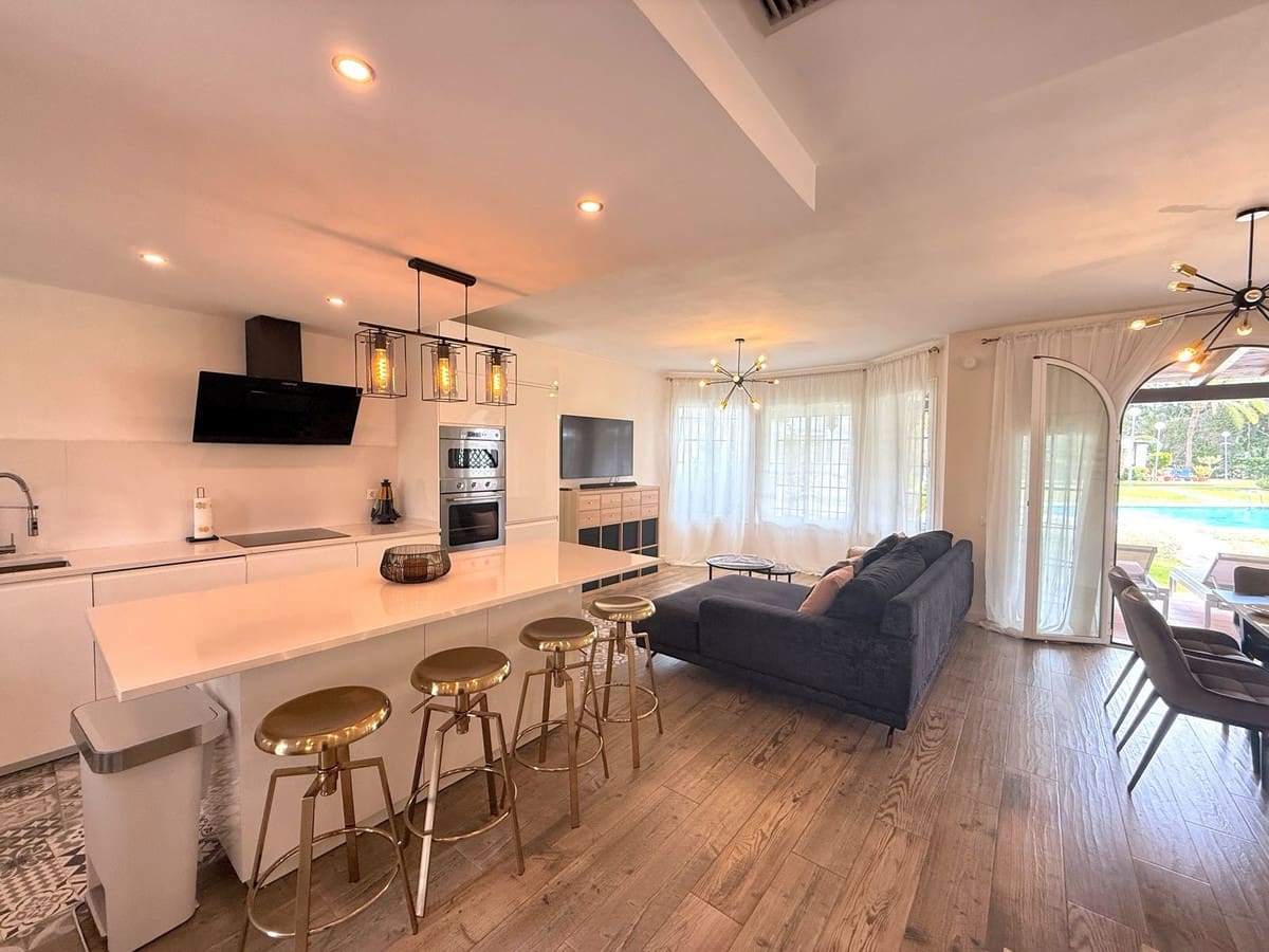 4 Zimmer Reihenhaus zu vermieten in Nueva Andalucia mit Pool Garage - 3.900 € (Ref: 10008776)
