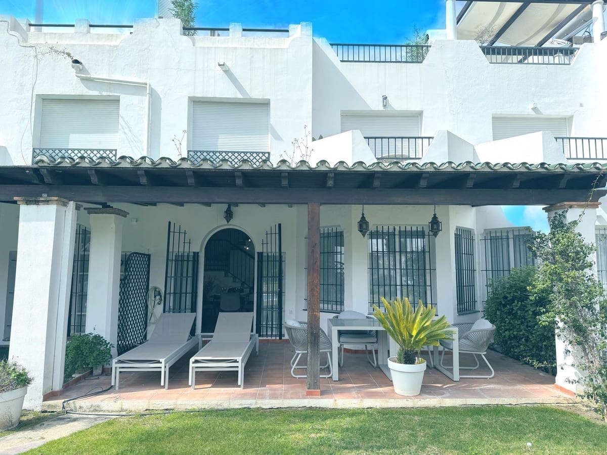 4 Zimmer Reihenhaus zu vermieten in Nueva Andalucia mit Pool Garage - 3.900 € (Ref: 10008776)