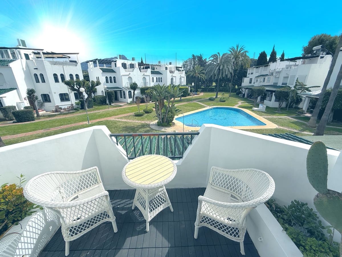 4 Zimmer Reihenhaus zu vermieten in Nueva Andalucia mit Pool Garage - 3.900 € (Ref: 10008776)