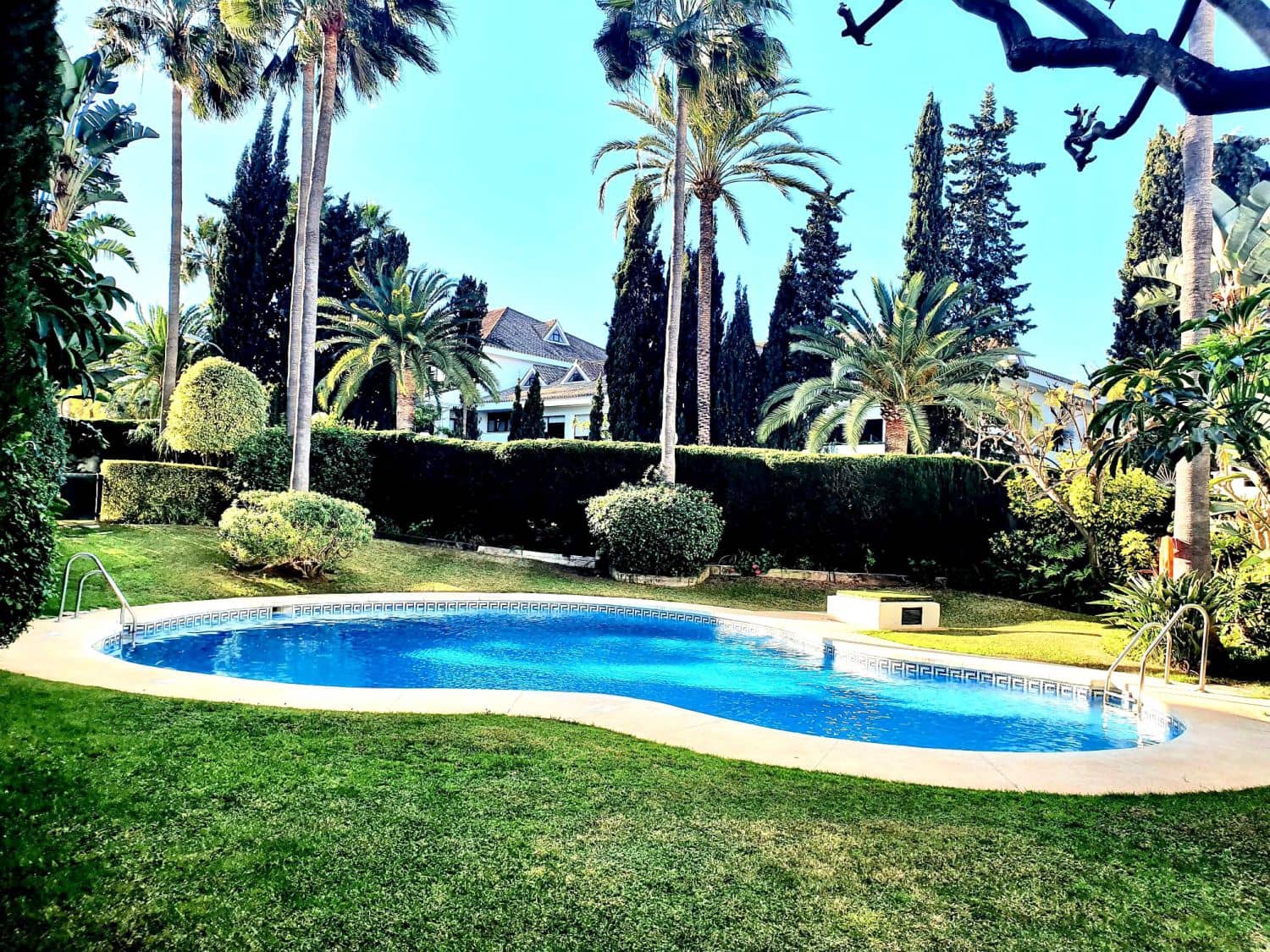 3 soverom Leilighet til leie i Guadalmina med svømmebasseng garasje - € 2 700 (Ref: 10040743)