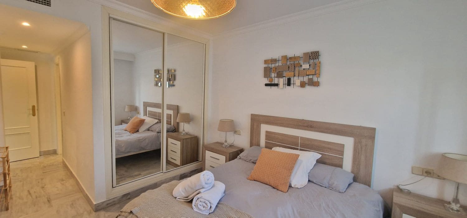 Apartamento de 2 habitaciones en Marbella en alquiler con piscina garaje - 2.100 € (Ref: 10047036)