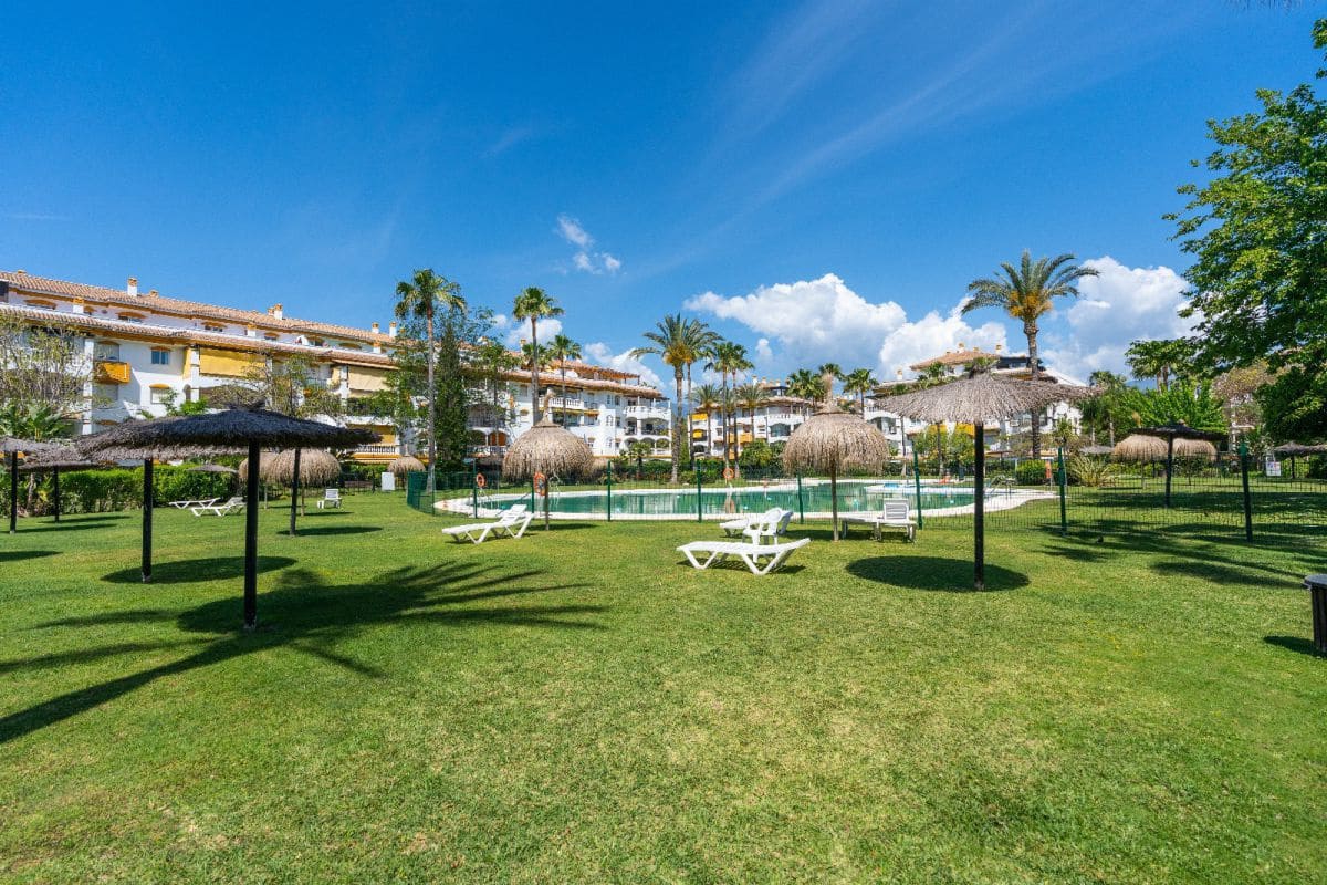 Apartamento de 2 habitaciones en Marbella en alquiler con piscina garaje - 2.100 € (Ref: 10047036)