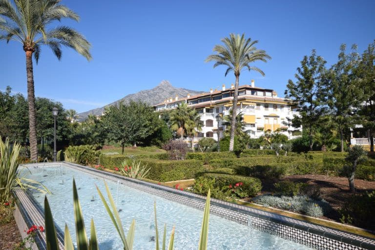 Apartamento de 2 habitaciones en Marbella en alquiler con piscina garaje - 2.100 € (Ref: 10047036)