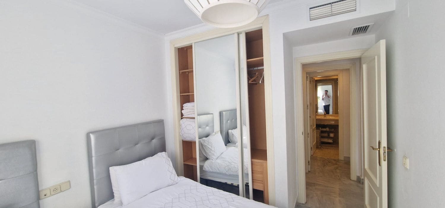 Apartamento de 2 habitaciones en Marbella en alquiler con piscina garaje - 2.100 € (Ref: 10047036)