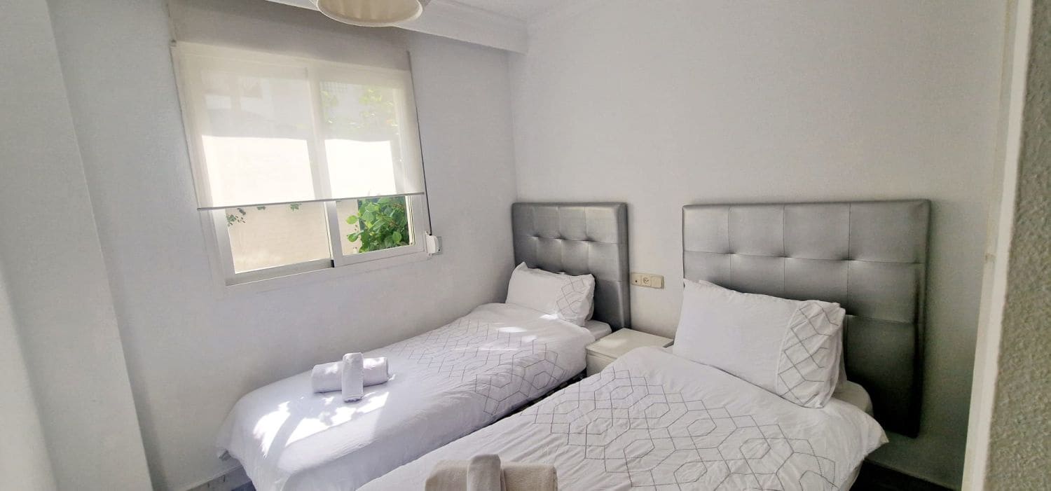 Apartamento de 2 habitaciones en Marbella en alquiler con piscina garaje - 2.100 € (Ref: 10047036)