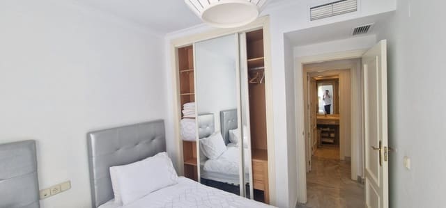 Apartamento de 2 habitaciones en La Dama de Noche - La Alzambra, Marbella en alquiler con piscina garaje - 2.100 € (Ref: 10047036)