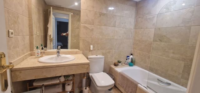 Apartamento de 2 habitaciones en La Dama de Noche - La Alzambra, Marbella en alquiler con piscina garaje - 2.100 € (Ref: 10047036)