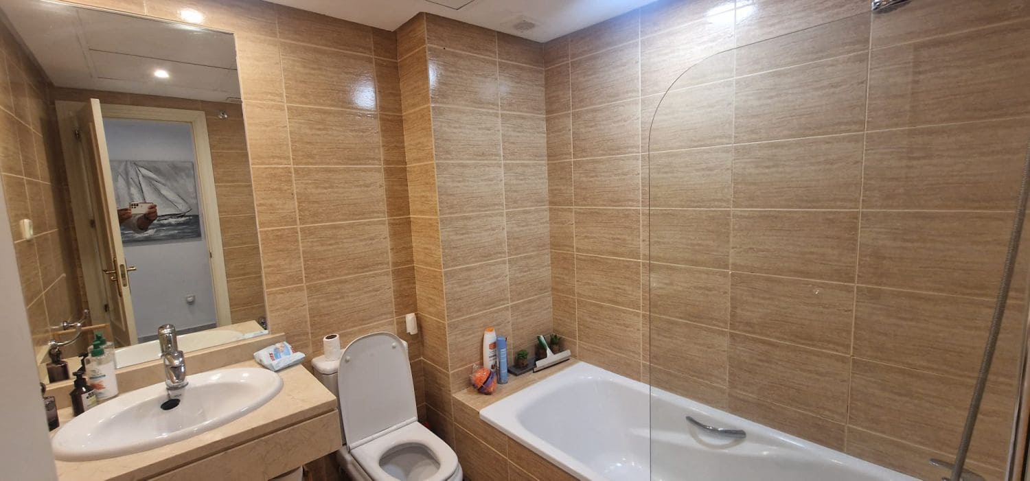 Apartamento de 2 habitaciones en Marbella en alquiler con piscina garaje - 2.100 € (Ref: 10047036)