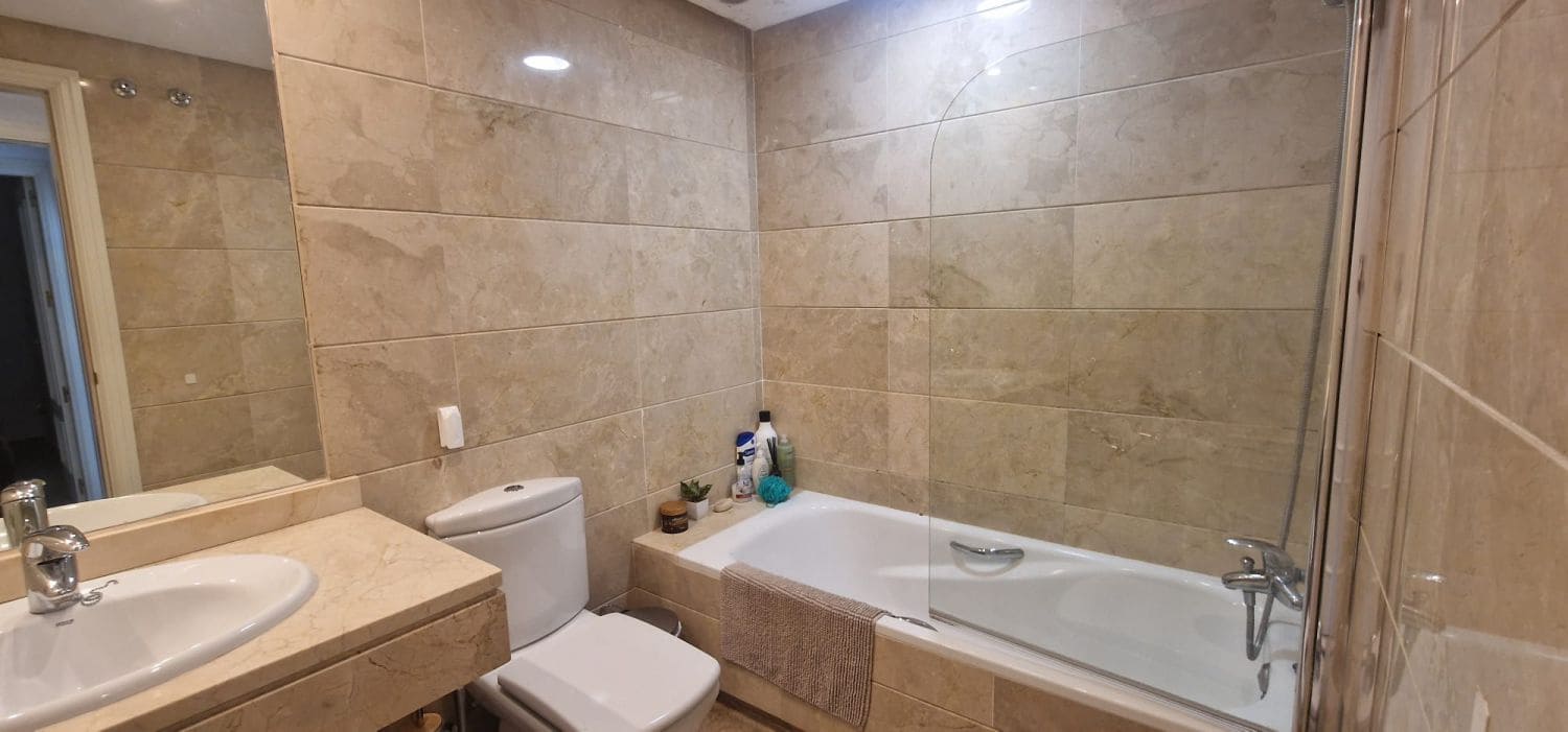 Apartamento de 2 habitaciones en Marbella en alquiler con piscina garaje - 2.100 € (Ref: 10047036)