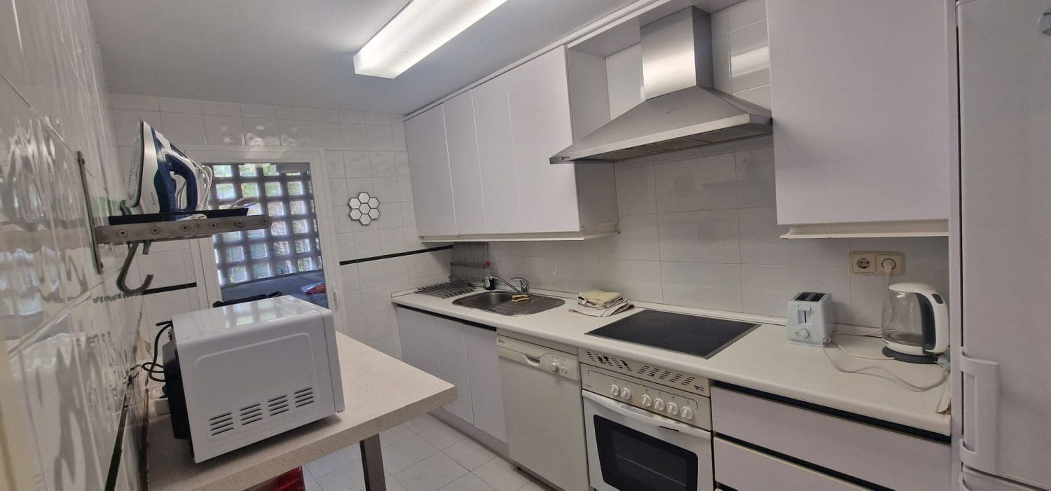 Apartamento de 2 habitaciones en Marbella en alquiler con piscina garaje - 2.100 € (Ref: 10047036)