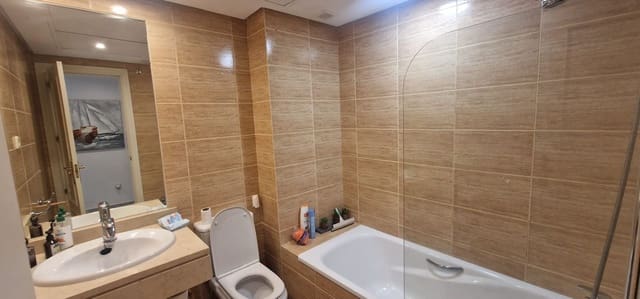Apartamento de 2 habitaciones en La Dama de Noche - La Alzambra, Marbella en alquiler con piscina garaje - 2.100 € (Ref: 10047036)