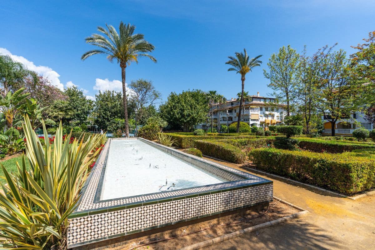 Apartamento de 2 habitaciones en Marbella en alquiler con piscina garaje - 2.100 € (Ref: 10047036)