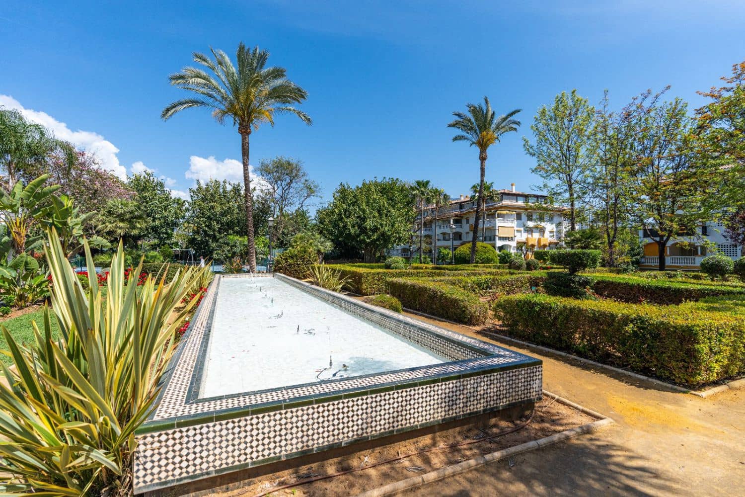 Apartamento de 2 habitaciones en Marbella en alquiler con piscina garaje - 2.100 € (Ref: 10047036)