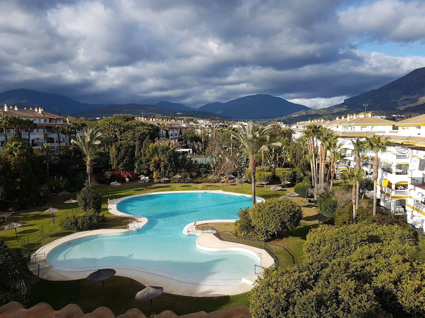 Apartamento de 2 habitaciones en Marbella en alquiler con piscina garaje - 2.100 € (Ref: 10047036)