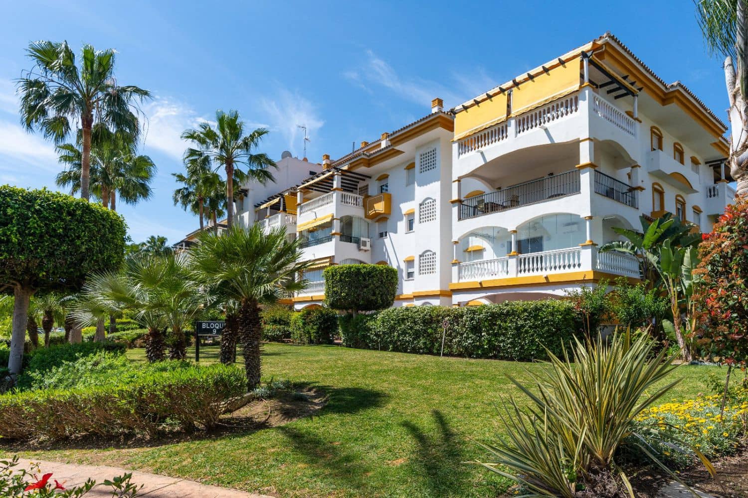 Apartamento de 2 habitaciones en Marbella en alquiler con piscina garaje - 2.100 € (Ref: 10047036)