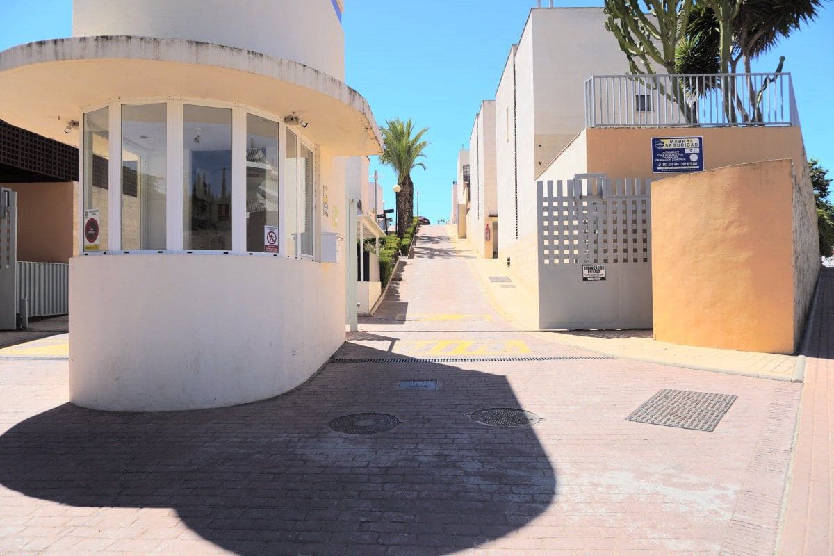 4 quarto Moradia em Banda para venda em El Faro com piscina garagem - 485 000 € (Ref: 10075474)