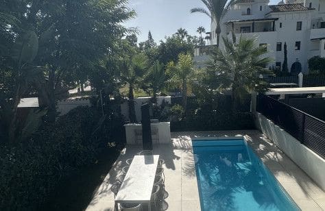 4 soveværelse Villa til salg i Puerto Banus, Marbella med swimmingpool garage - € 2.980.000 (Ref: 10098180)