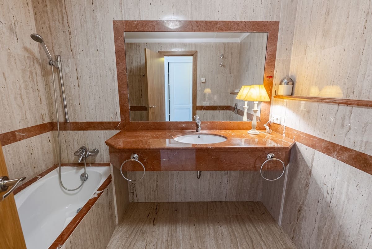 2 chambre Appartement à vendre à Benahavis avec piscine garage - 455 000 € (Ref: 10098181)
