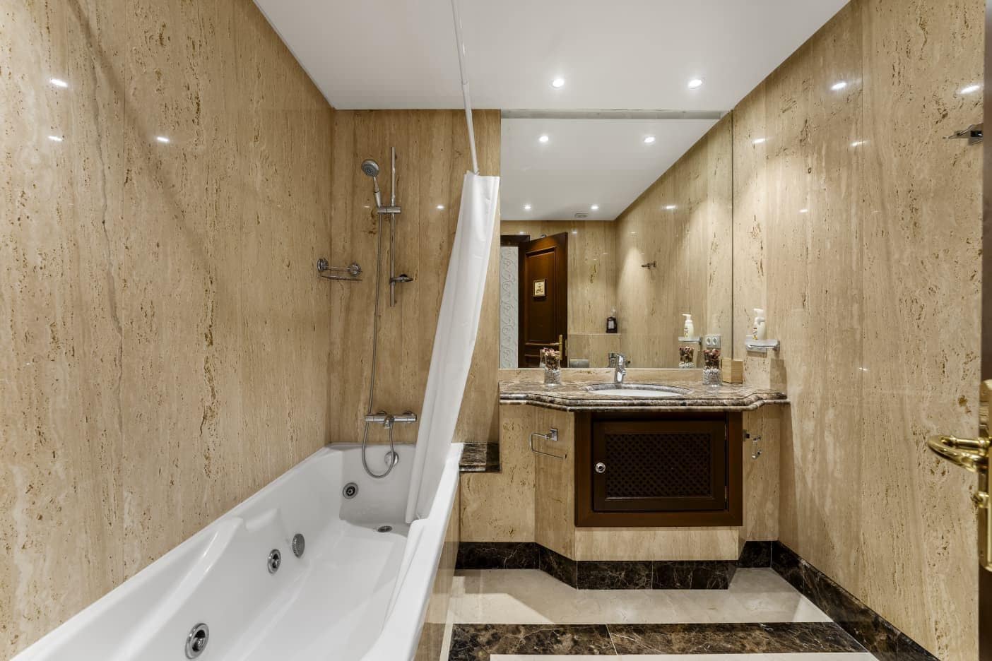 4 sovrum Lägenhet att hyra i Estepona med pool garage - 5 500 € (Ref: 10177008)