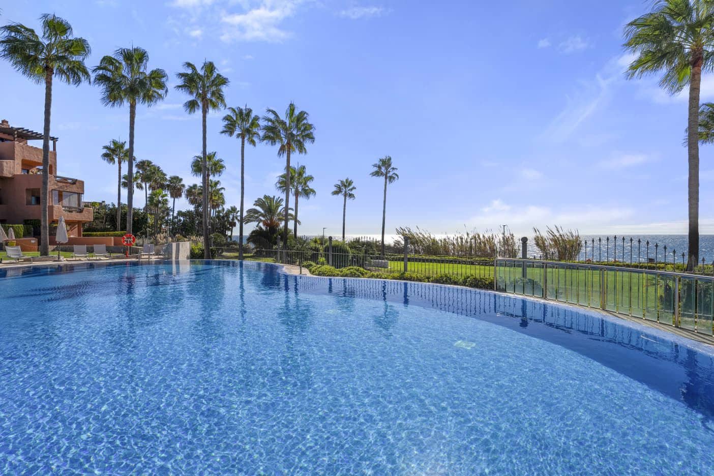 4 sovrum Lägenhet att hyra i Estepona med pool garage - 5 500 € (Ref: 10177008)