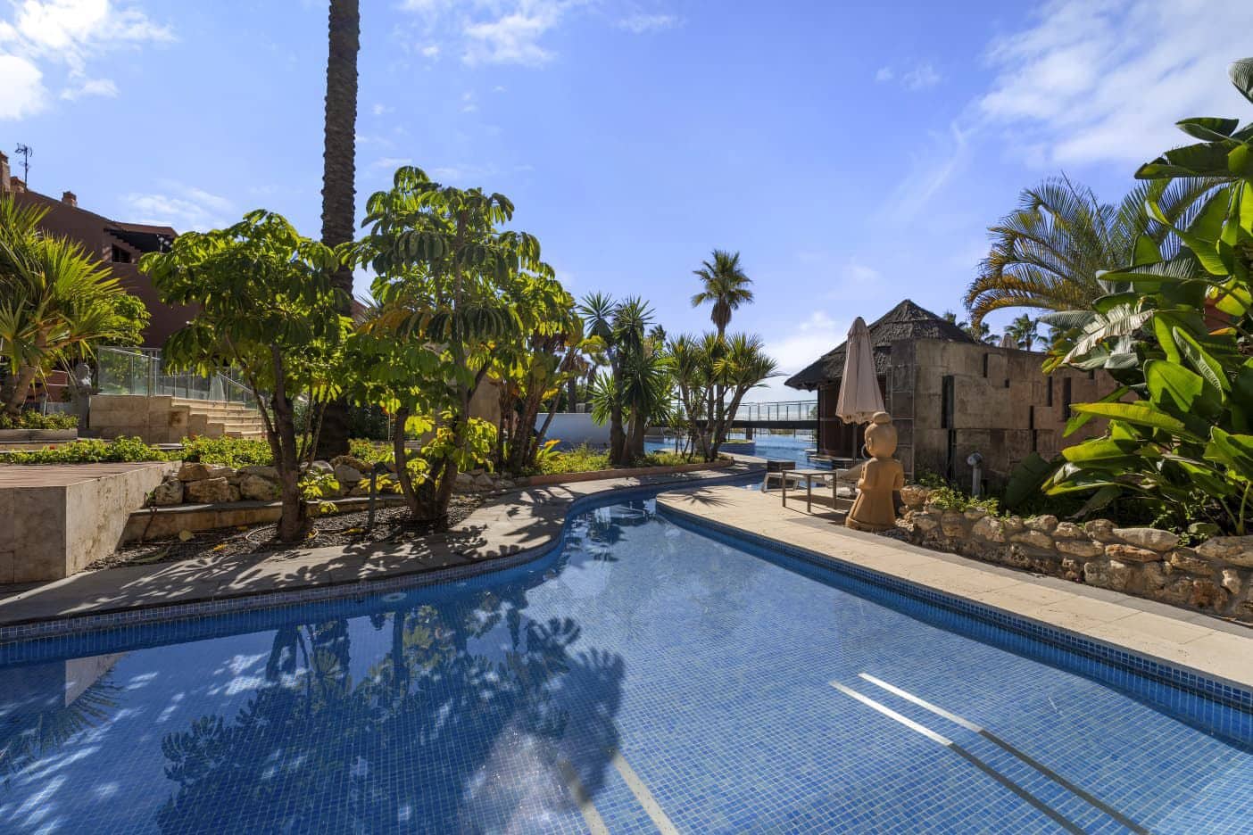 4 sovrum Lägenhet att hyra i Estepona med pool garage - 5 500 € (Ref: 10177008)