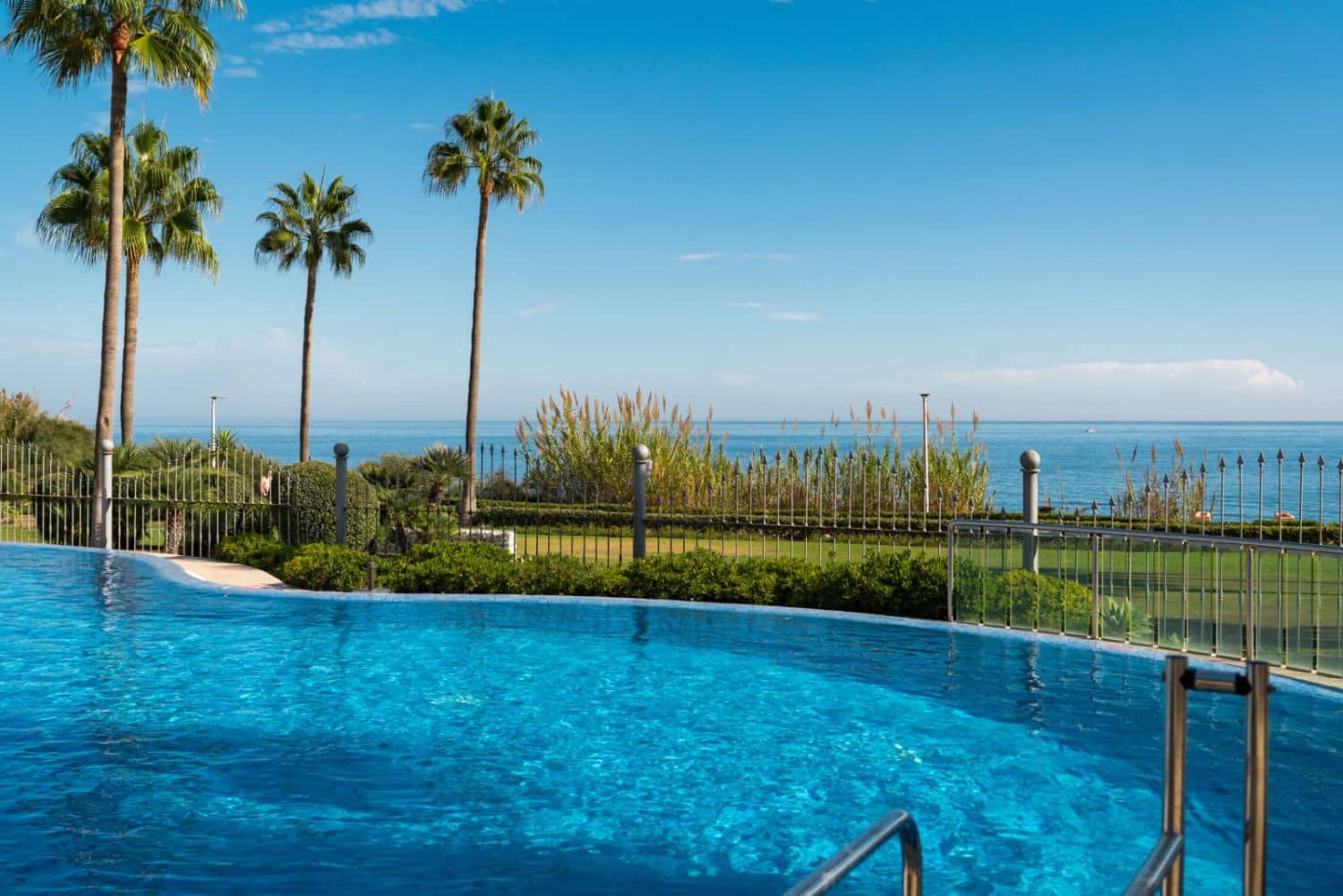 4 sovrum Lägenhet att hyra i Estepona med pool garage - 5 500 € (Ref: 10177008)