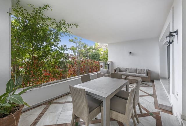 3 soveværelse Lejlighed til leje i Lomas De Marbella, Marbella med swimmingpool garage - € 5.000 (Ref: 10182888)