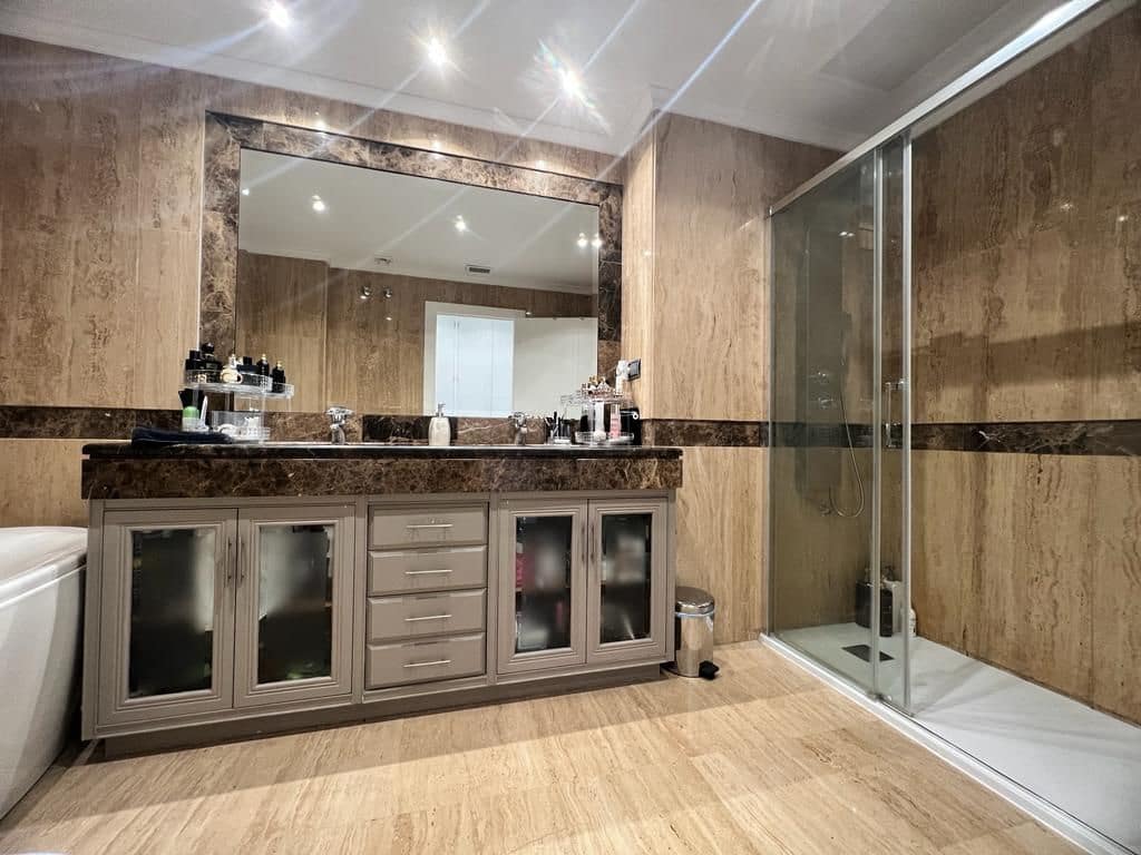Apartamento de 3 habitaciones en Puerto Banus en alquiler con piscina garaje - 12.000 € (Ref: 10182889)
