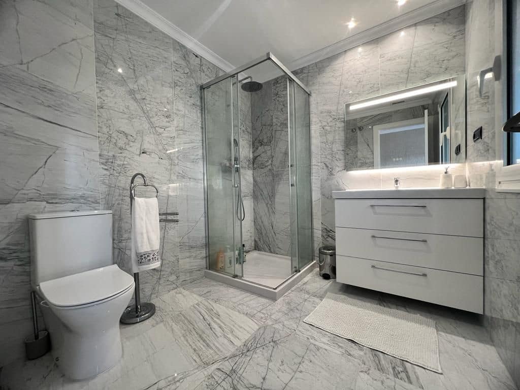 Apartamento de 3 habitaciones en Puerto Banus en alquiler con piscina garaje - 12.000 € (Ref: 10182889)