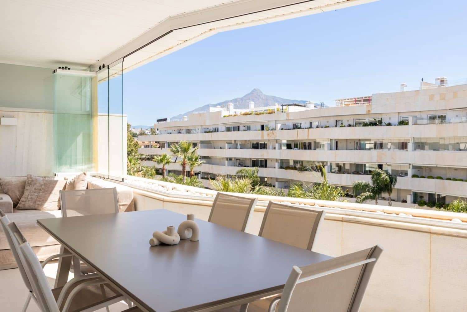 Apartamento de 3 habitaciones en Puerto Banus en alquiler con piscina garaje - 12.000 € (Ref: 10182889)