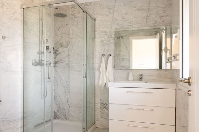 Apartamento de 3 habitaciones en Puerto Banus, Marbella en alquiler con piscina garaje - 12.000 € (Ref: 10182889)