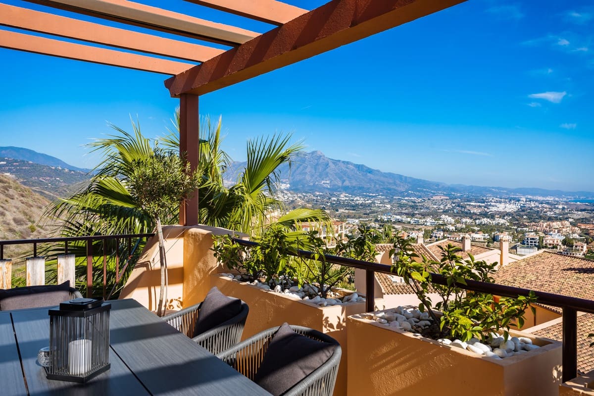 3 bedroom Penthouse for holiday rental in Benahavis with garage - € 3,000 (Ref: 8178524)