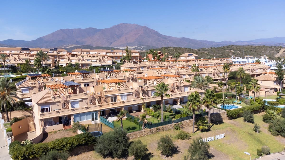 3 quarto Moradia em Banda para venda em Estepona com garagem - 615 000 € (Ref: 8201022)