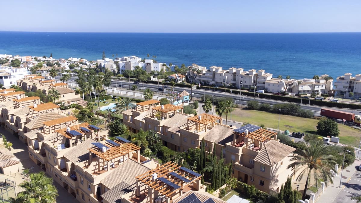 3 quarto Moradia em Banda para venda em Estepona com garagem - 615 000 € (Ref: 8201022)