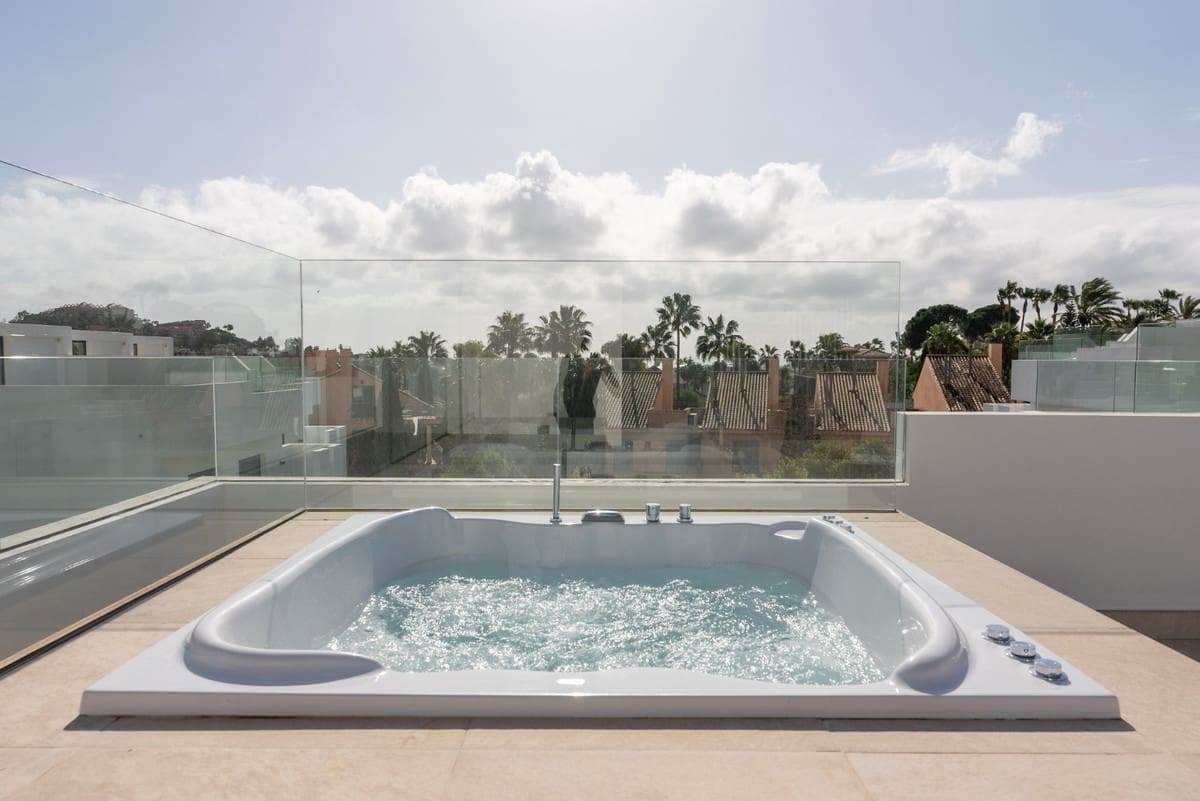 3 soveværelse Rækkehus til leje i Nueva Andalucia med garage - € 6.600 (Ref: 8222156)