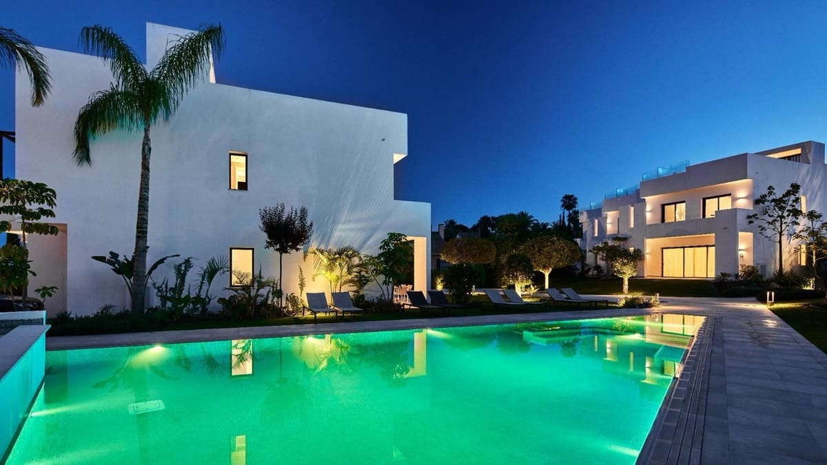 3 soveværelse Rækkehus til leje i Nueva Andalucia med garage - € 6.600 (Ref: 8222156)