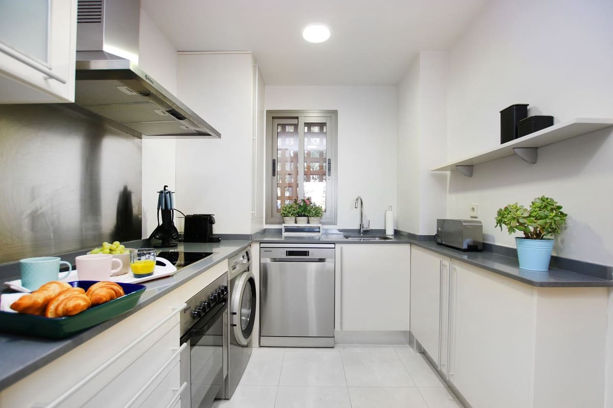 3 Zimmer Apartment zu vermieten in New Golden Mile mit Garage - 2.500 € (Ref: 8222158)