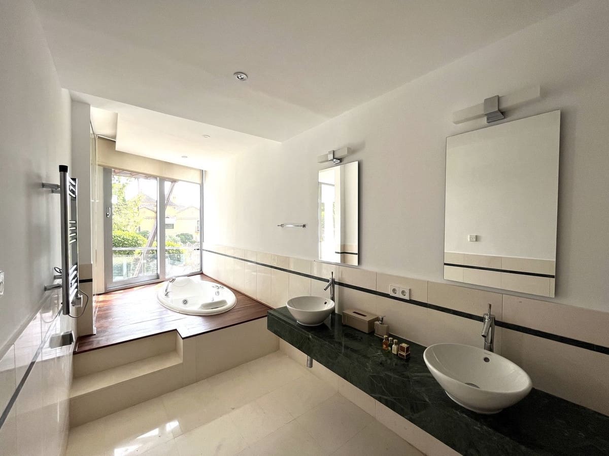 3 bedroom Terraced Villa for rent in Marbella with garage - € 5,500 (Ref: 8267608)