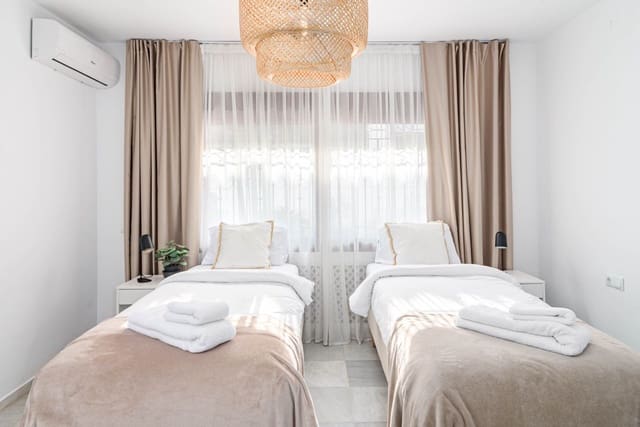 5 camera da letto Villa da affittare in Río Real, Marbella con garage - 6.000 € (Rif: 8308881)