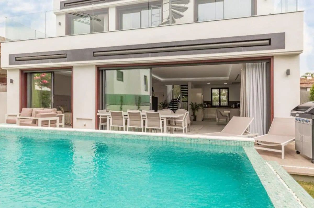 Villa/Maison de 5 chambres de location de vacances à Golden Mile - 10 000 € (Ref: 8315805)