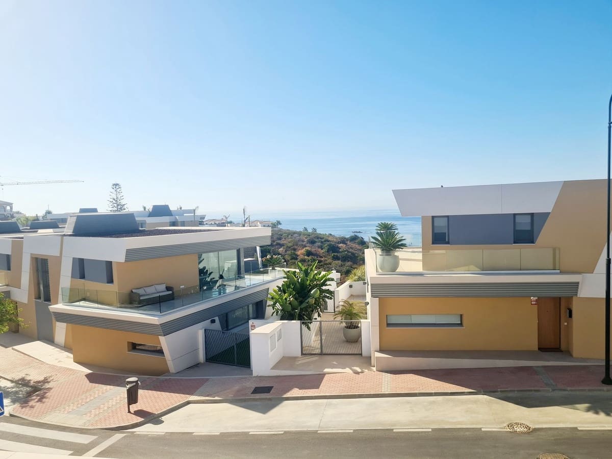 3 quarto Moradia em Banda para arrendar em El Faro com garagem - 3 400 € (Ref: 8498658)