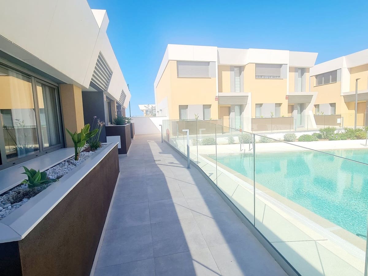 3 quarto Moradia em Banda para arrendar em El Faro com garagem - 3 400 € (Ref: 8498658)