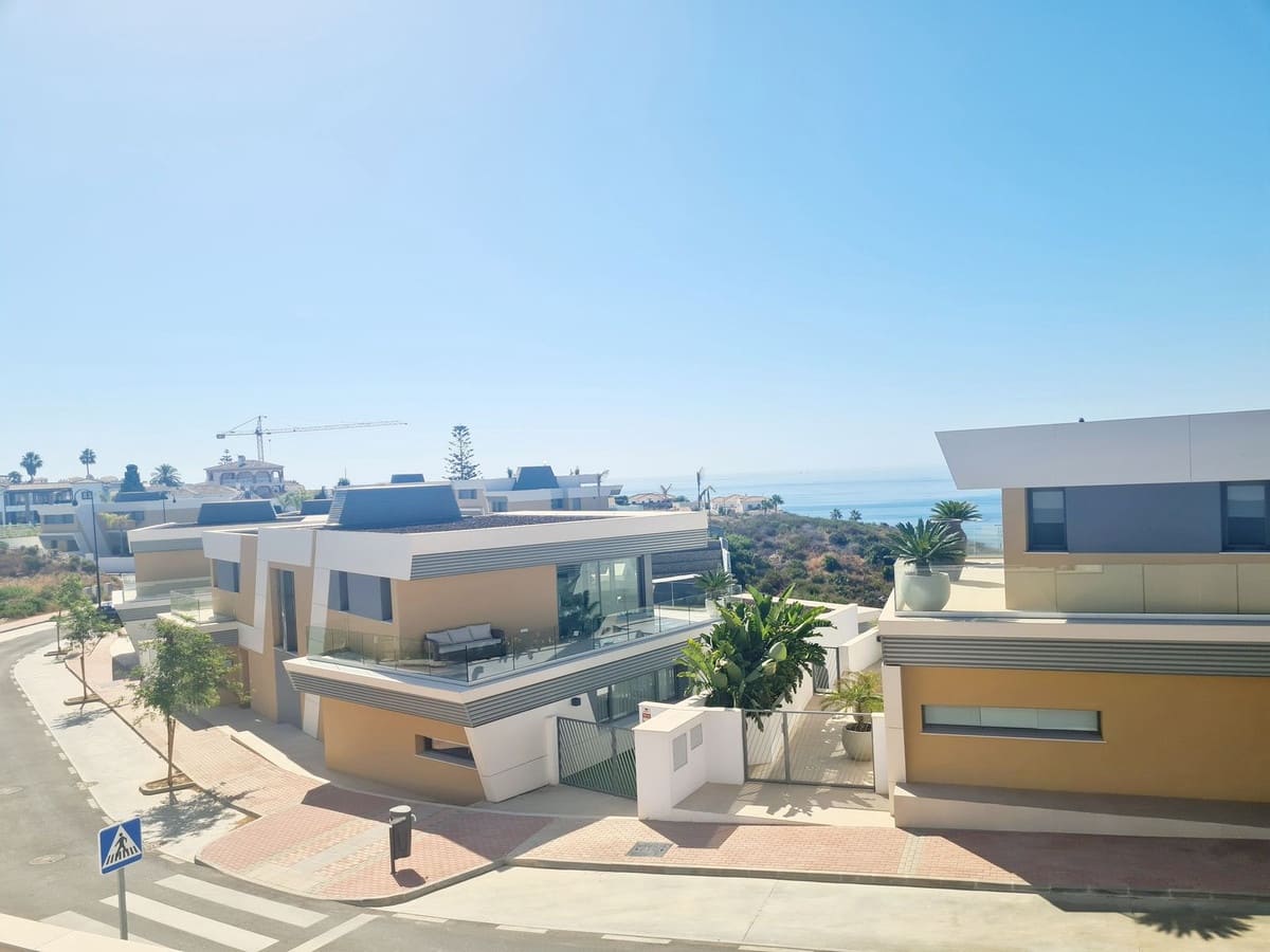 3 quarto Moradia em Banda para arrendar em El Faro com garagem - 3 400 € (Ref: 8498658)