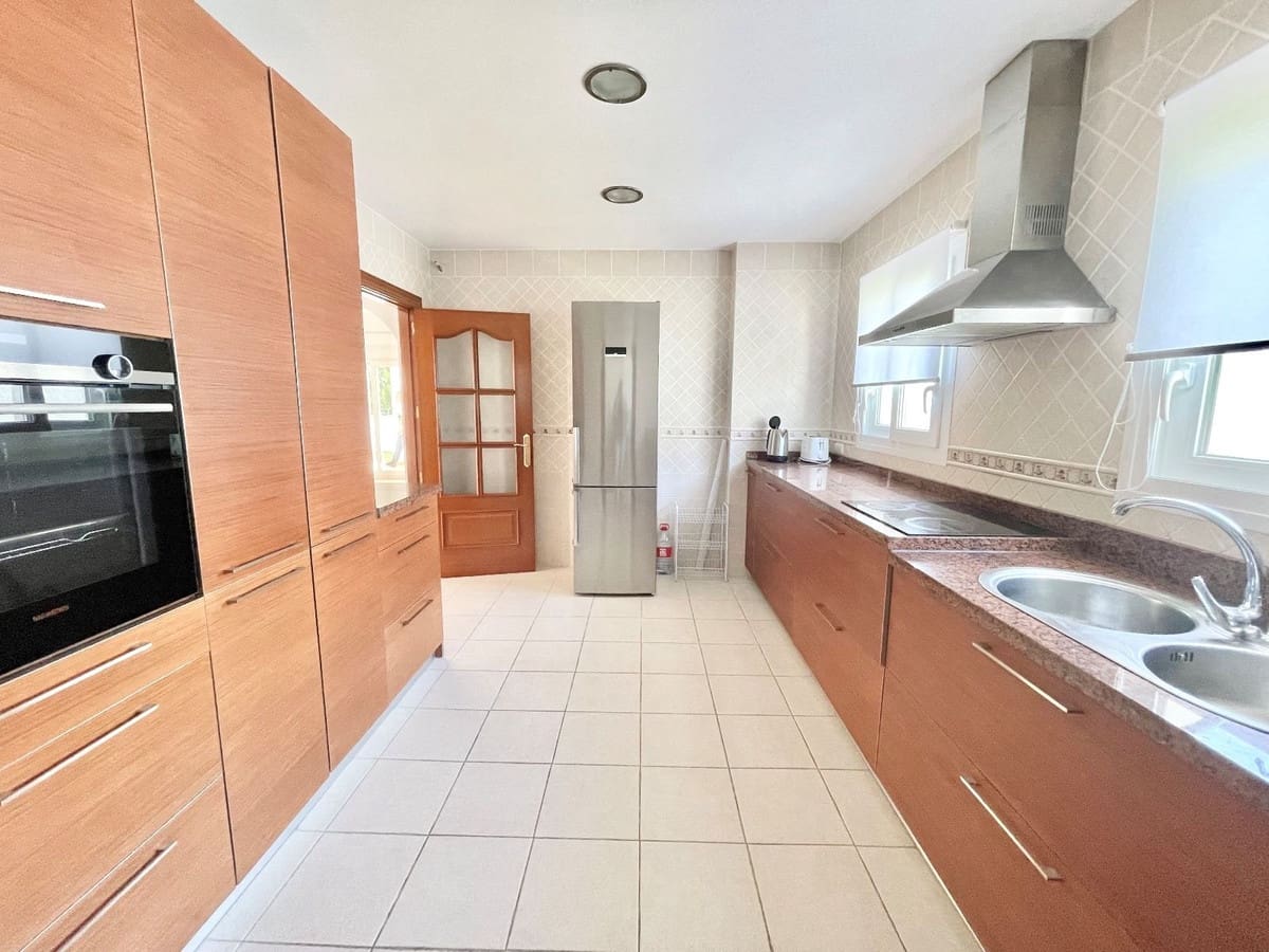 4 soveværelse Villa til leje i Mijas Costa med garage - € 5.500 (Ref: 8504079)