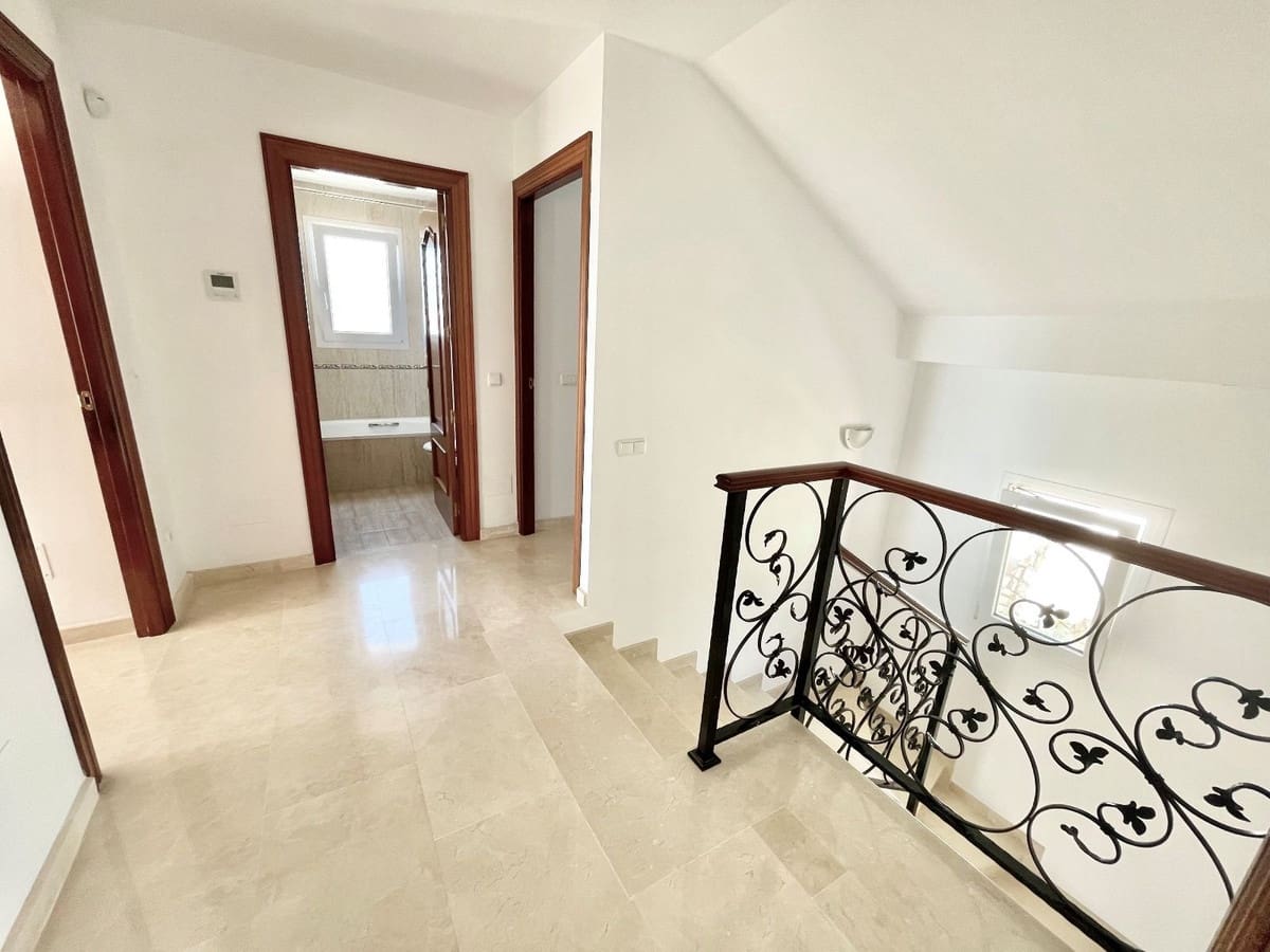 4 soveværelse Villa til leje i Mijas Costa med garage - € 5.500 (Ref: 8504079)