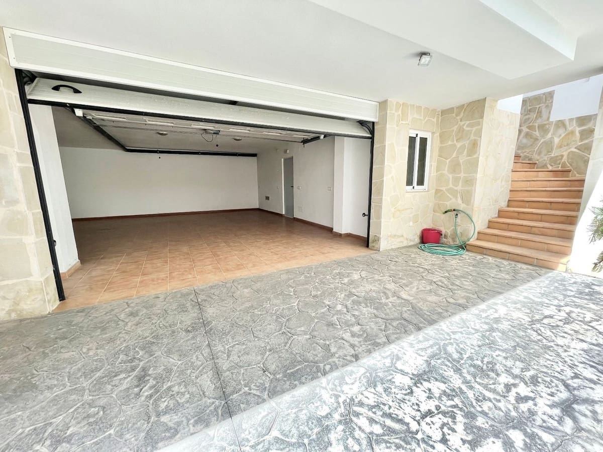 4 soveværelse Villa til leje i Mijas Costa med garage - € 5.500 (Ref: 8504079)