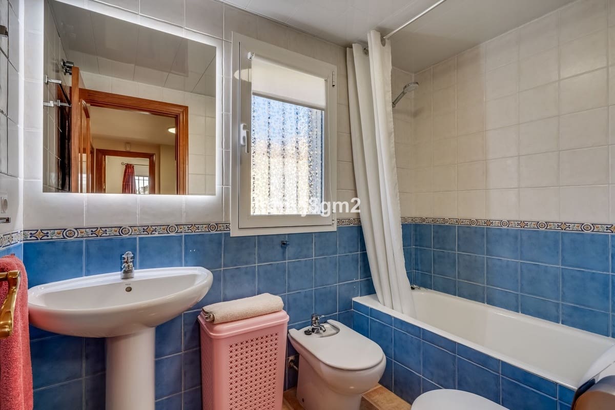 3 slaapkamer Rijtjeshuis te huur in Calahonda met garage - € 2.400 (Ref: 8556728)